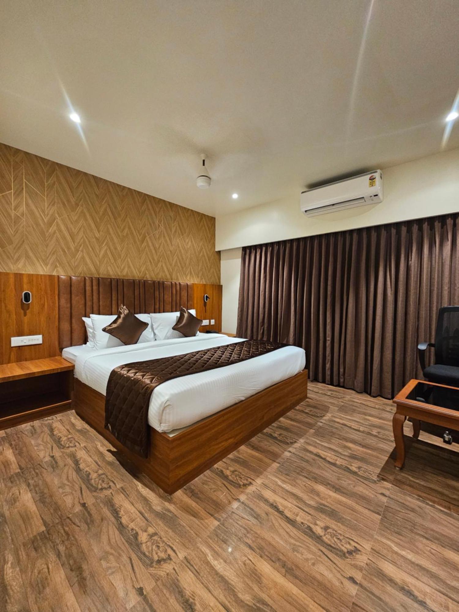 Hotel Pl Grand Карайккуді Екстер'єр фото