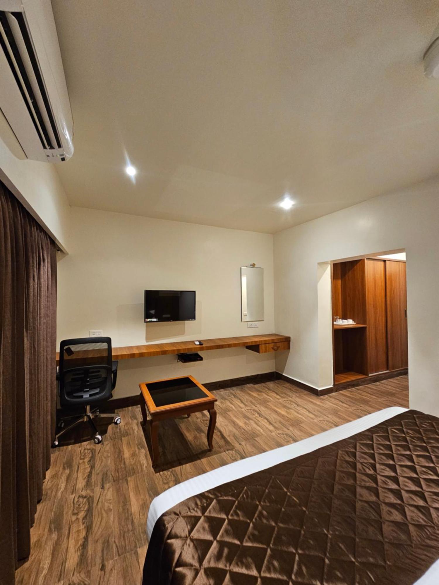 Hotel Pl Grand Карайккуді Екстер'єр фото